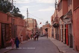 Image du Maroc Professionnelle de  De la place Djemaa El Fanaa on accède à Derb Riad Zitoune, si on continue tout droit  à environ 400 m de la place on arrive au Palais de la Bahia qui se situe au sud de la Médina de Marrakech près de la Casbah non loin du quartier juif le Mellah. Mercredi 21 Août 1997. (Photo / Abdeljalil Bounhar) 